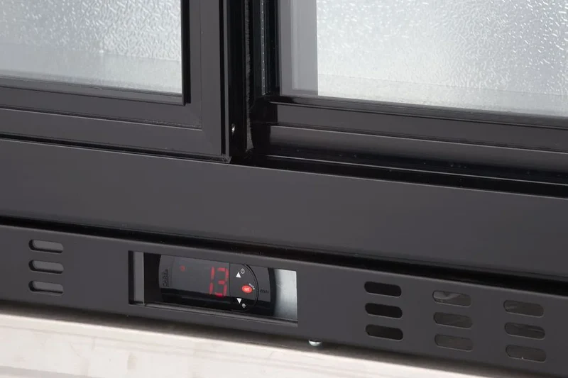 Armoire à boissons ECO 230 noire avec portes coulissantes, éclairage LED, encastrable sous plan de travail
