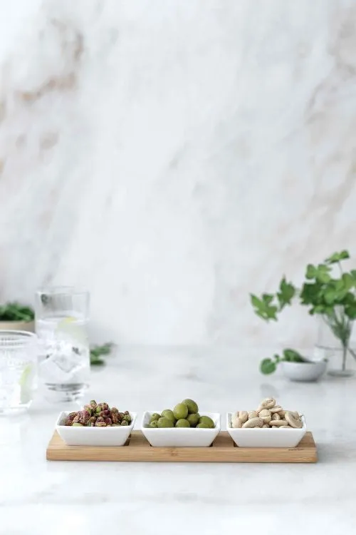 Plat apéritif 3 compartiments en porcelaine sur planche bambou