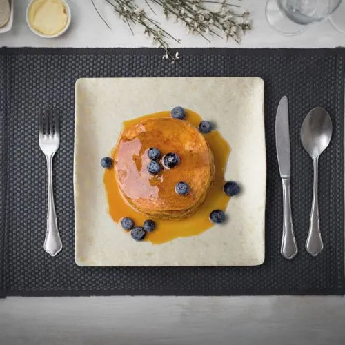 Assiette carrée en mélamine à bords ondulés – 28 cm, 4 coloris