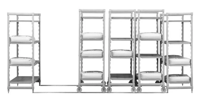 Prolongateur de rails pour rayonnage alimentaire mobile