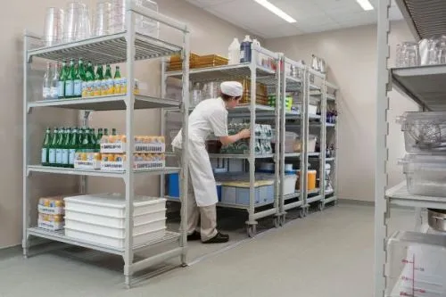 Prolongateur de rails pour rayonnage alimentaire mobile