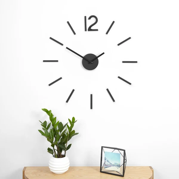 Horloge murale en métal noire