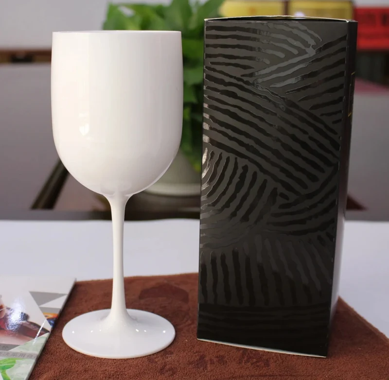 Lot 4 Verres à vin en plastique blanc