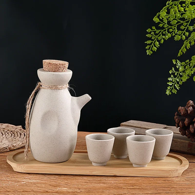 Lot 4 verres à saké et carafe japonaise