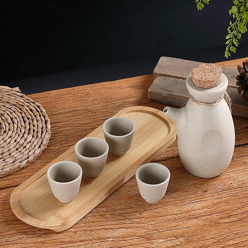 Lot 4 verres à saké et carafe japonaise