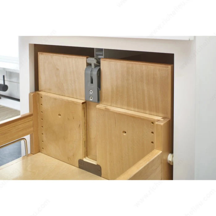 Armoire coulissante en bois avec coulisses Rev-A-Shelf
