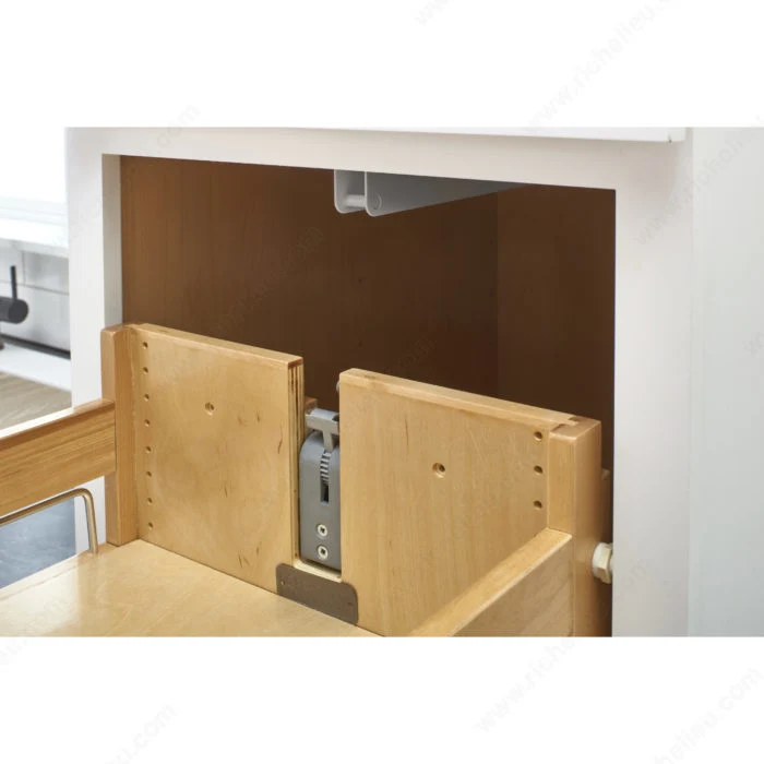 Armoire coulissante en bois avec coulisses Rev-A-Shelf