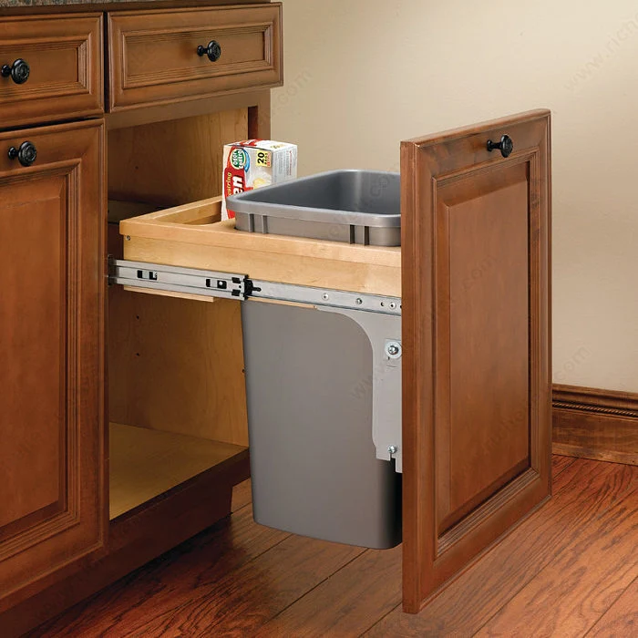 Centre de recyclage avec fermeture amortie Rev-A-Shelf
