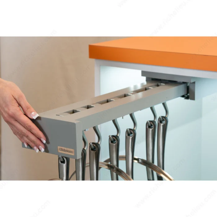 Organisateur à casseroles et à poêles et système coulissant à fermeture amortie BLUMOTION Rev-A-Shelf