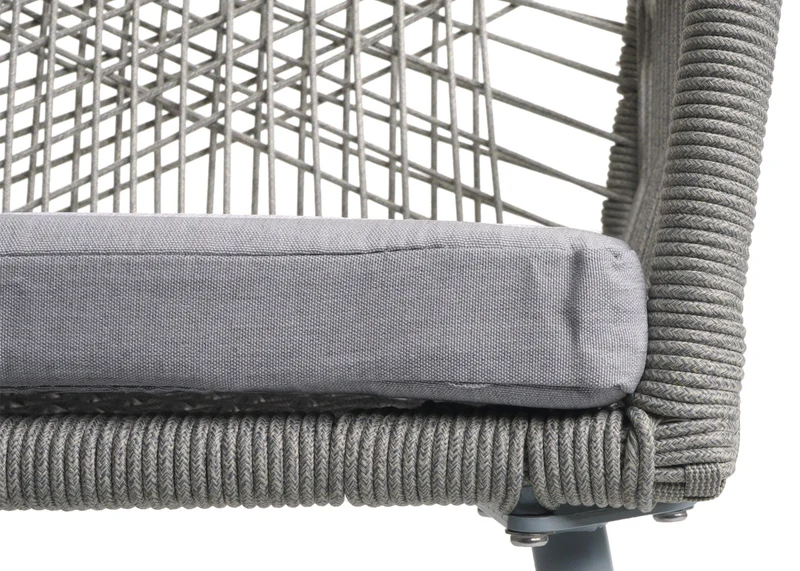 Lot de 2 chaises de jardin motif graphique aéré en aluminium gris corde tressée et coussins crème inclus 04_0009692