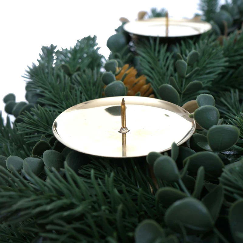 Couronne décorative artificielle Ø 60 cm effet sapin avec pommes de pin dorées 4 supports pour bougies LED 04_0009150